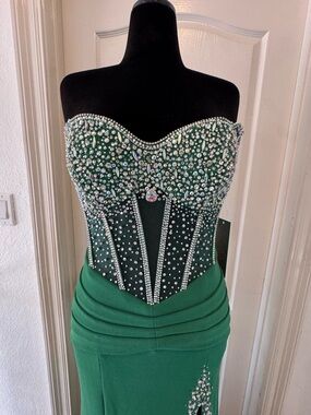 NWT Jovani Sz 10 Emerald Green Glamorous Gown with Embellished Bodice D5409 2026